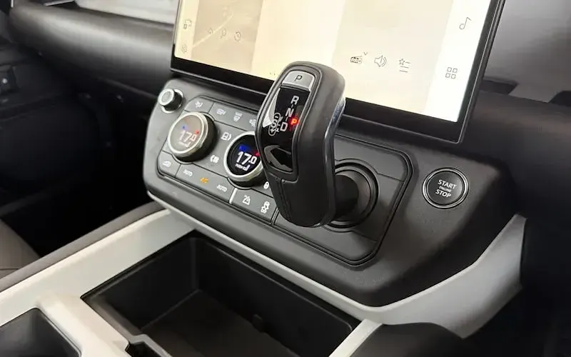 Used Land Rover Defender HSE Dynamic 349 HP (256 kW) 2025 Black SUV