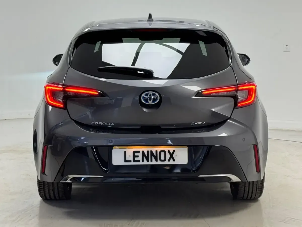 Usado Toyota Corolla Design 140 CV (102 kW) 2025 Gris Utilitario