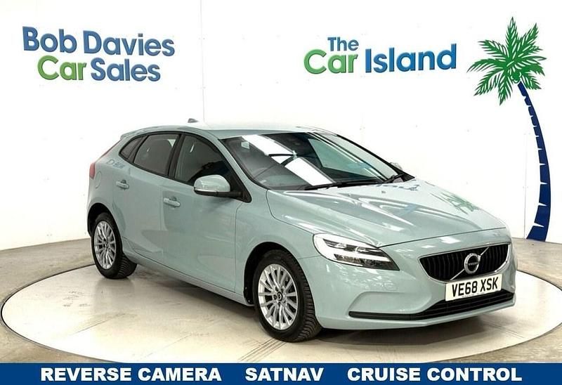 Used Volvo V40 Momentum 120 HP (88 kW) 2019 Blue Hatchback