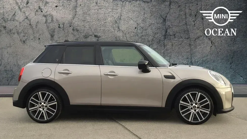 Usado Mini Cooper Exclusive 134 CV (98 kW) 2022 Gris Utilitario
