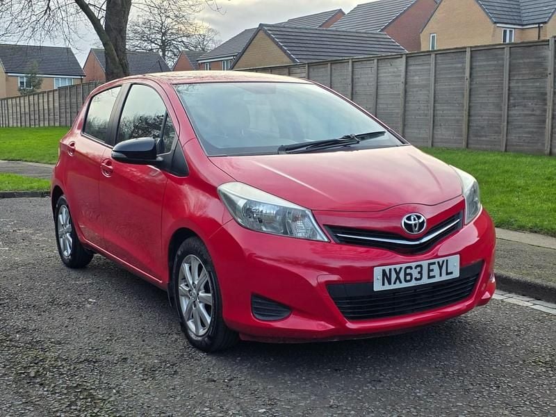 Used Toyota Yaris 2013 Red Hatchback