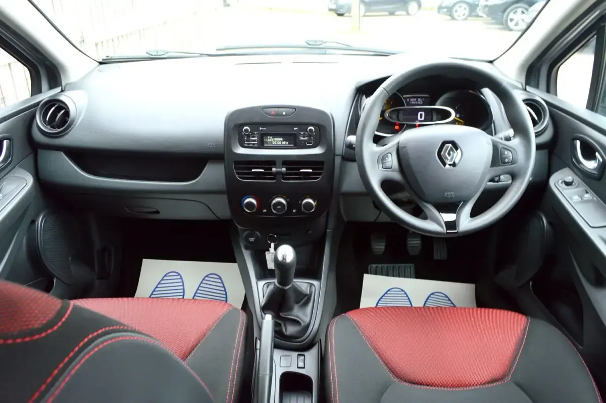 Usado Renault Clio IV Expression+ 75 HP (55 kW) 2015 Prateado Citadino