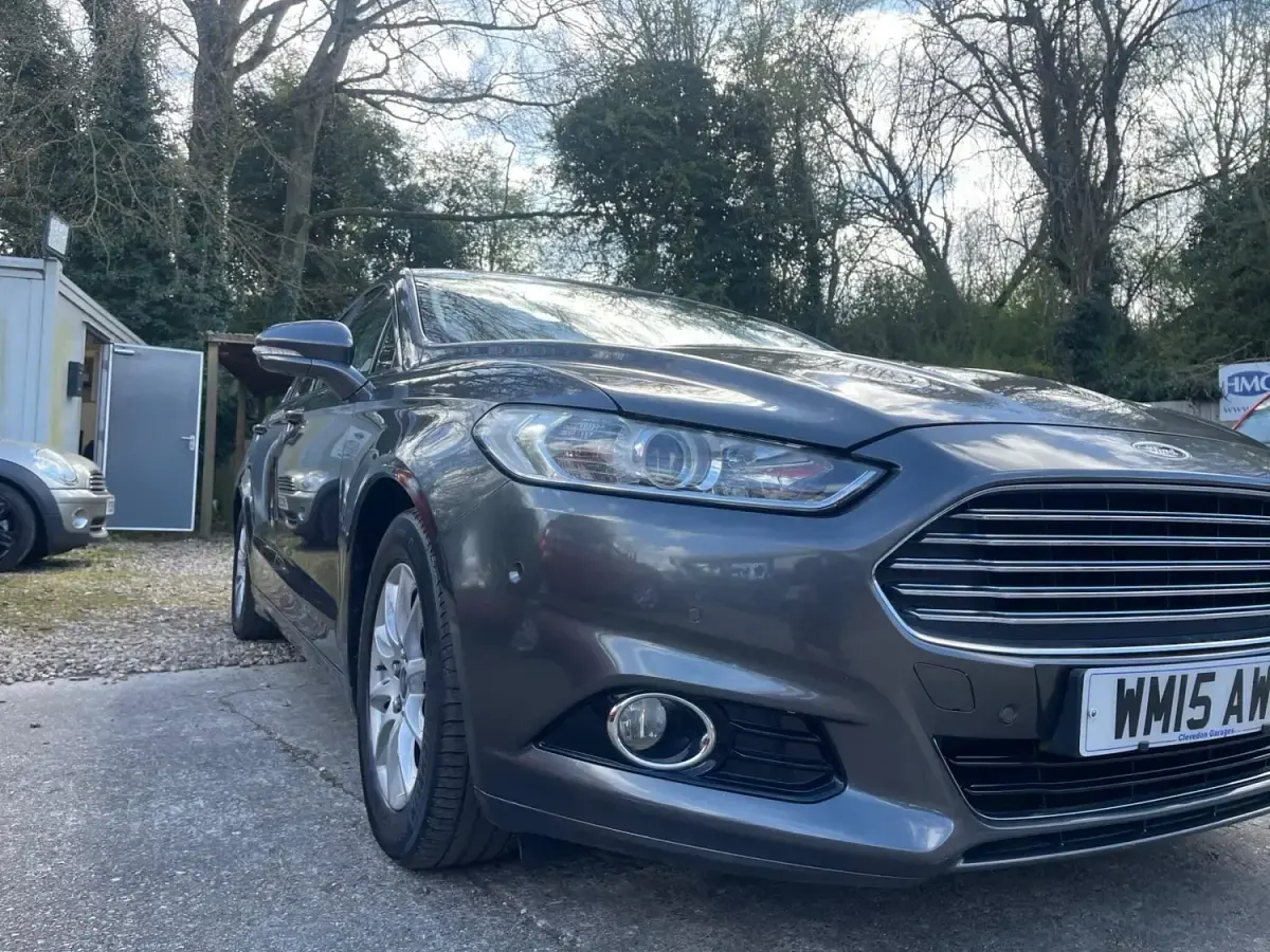 Usado Ford Mondeo Titanium 150 HP (110 kW) 2015 Cinzento Citadino