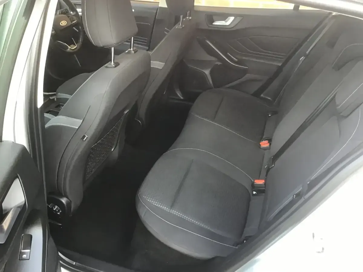 Begagnad Ford Focus Zetec 2020 Silver Kombi