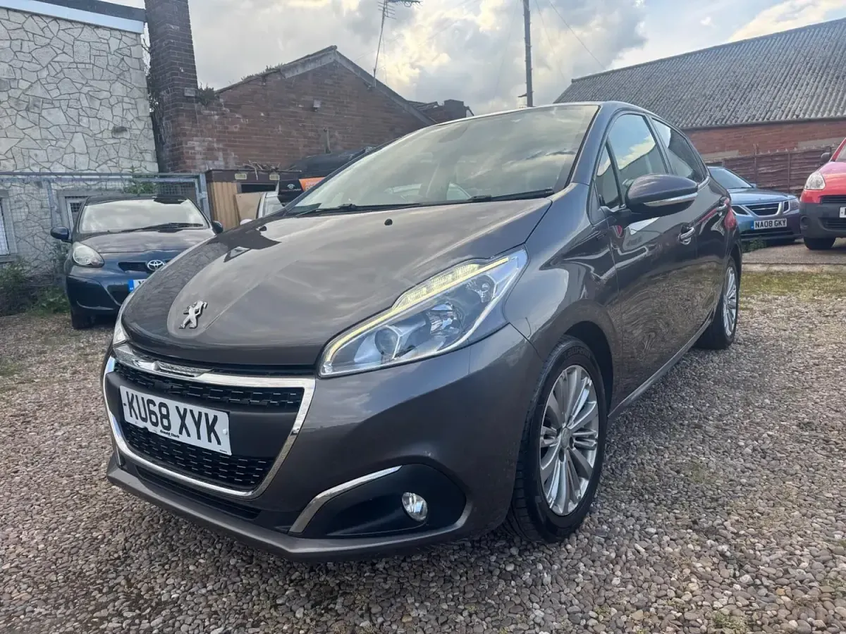 Used Peugeot 208 Signature Sky 82 HP (60 kW) 2018 Grey Hatchback