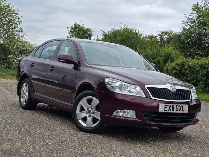 Maroon Used 2011 Skoda Octavia Elegance Hatchback | £5,950 (Fair price) - Image 1/4