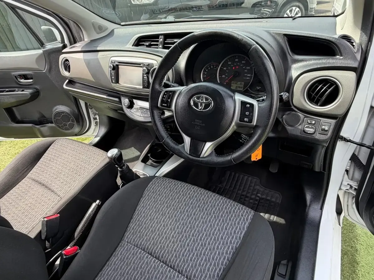 Używany Toyota Yaris Plus 99 KM (72 kW) 2014 Biały Hatchback