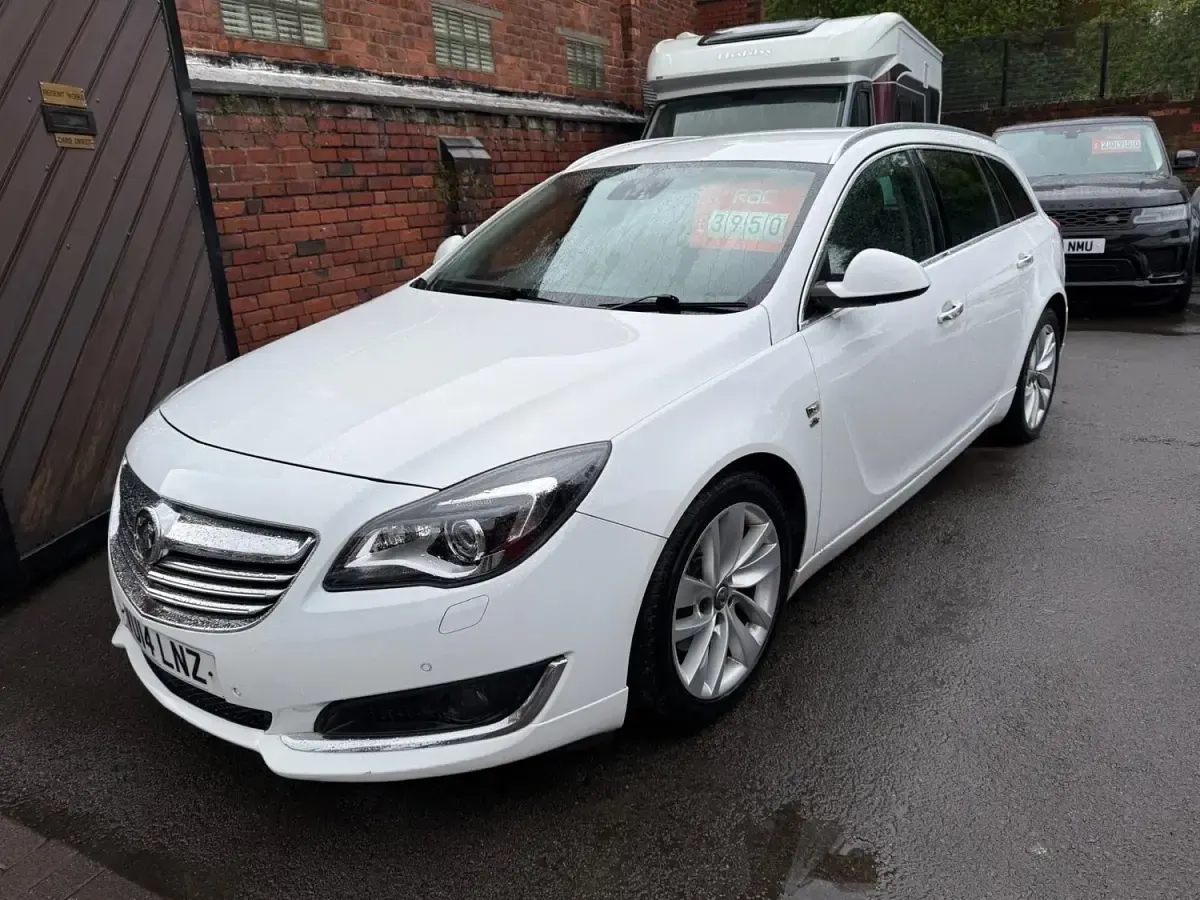 Begagnad Vauxhall Insignia Elite 140 HK (102 kW) 2014 Vit Kombi