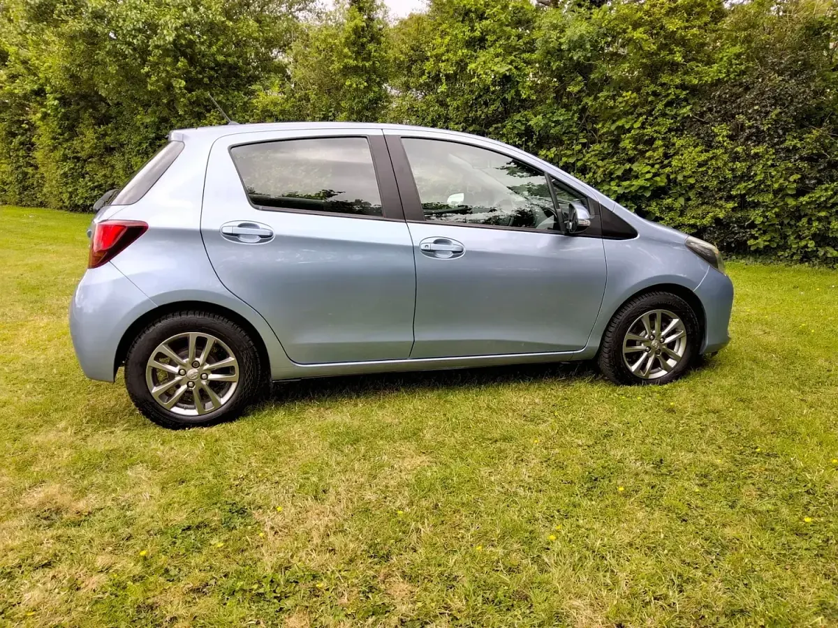 Used Toyota Yaris 99 HP (72 kW) 2015 Blue Hatchback
