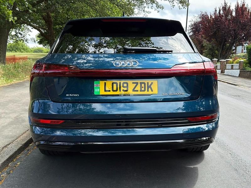 Second-hand Audi e-tron Comfort 300 kW (408 CP) 2019 Albastru SUV