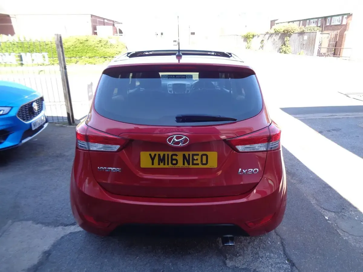 Used Hyundai ix20 Premium 125 HP (91 kW) 2016 Red Hatchback