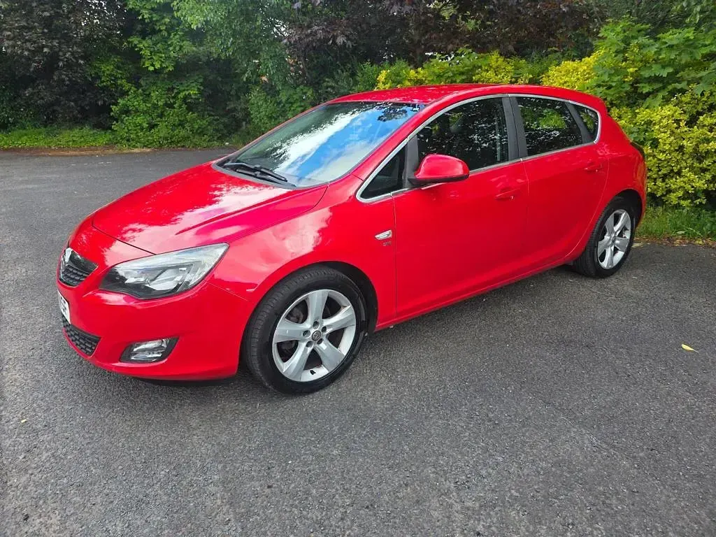 Used Vauxhall Astra Family 115 HP (84 kW) 2012 Red Hatchback