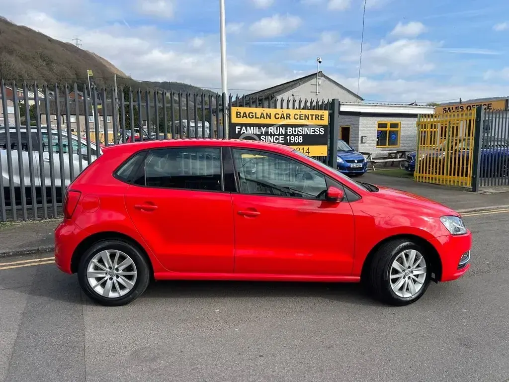 Used VW Polo SE 60 HP (44 kW) 2015 Red Hatchback