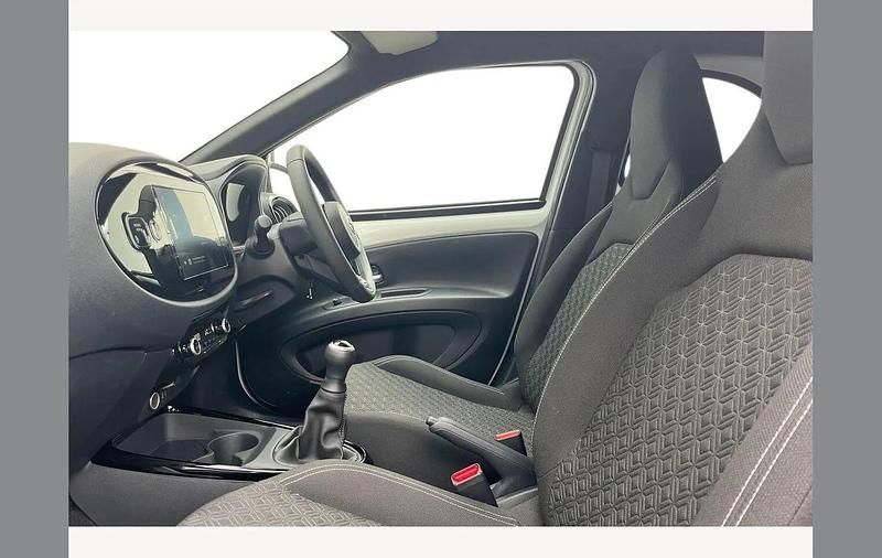 Used Toyota Aygo X 72 HP (52 kW) 2024 White SUV