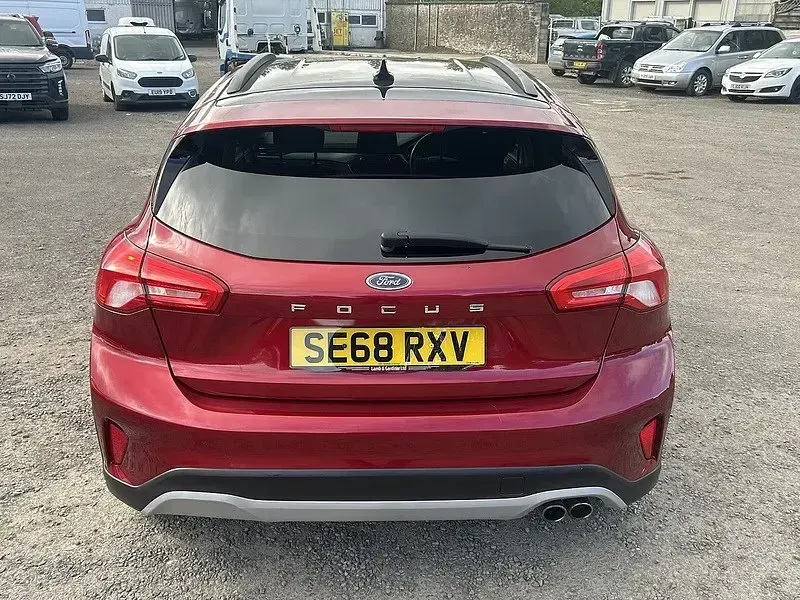 Begagnad Ford Focus Active 2019 Röd Halvkombi