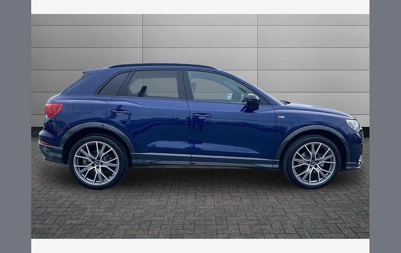 Usado Audi Q3 Black Edition 150 HP (110 kW) 2025 Azul SUV