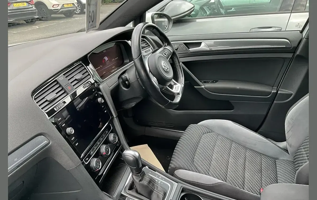 Used VW Golf VII R-line 150 HP (110 kW) 2019 White Hatchback