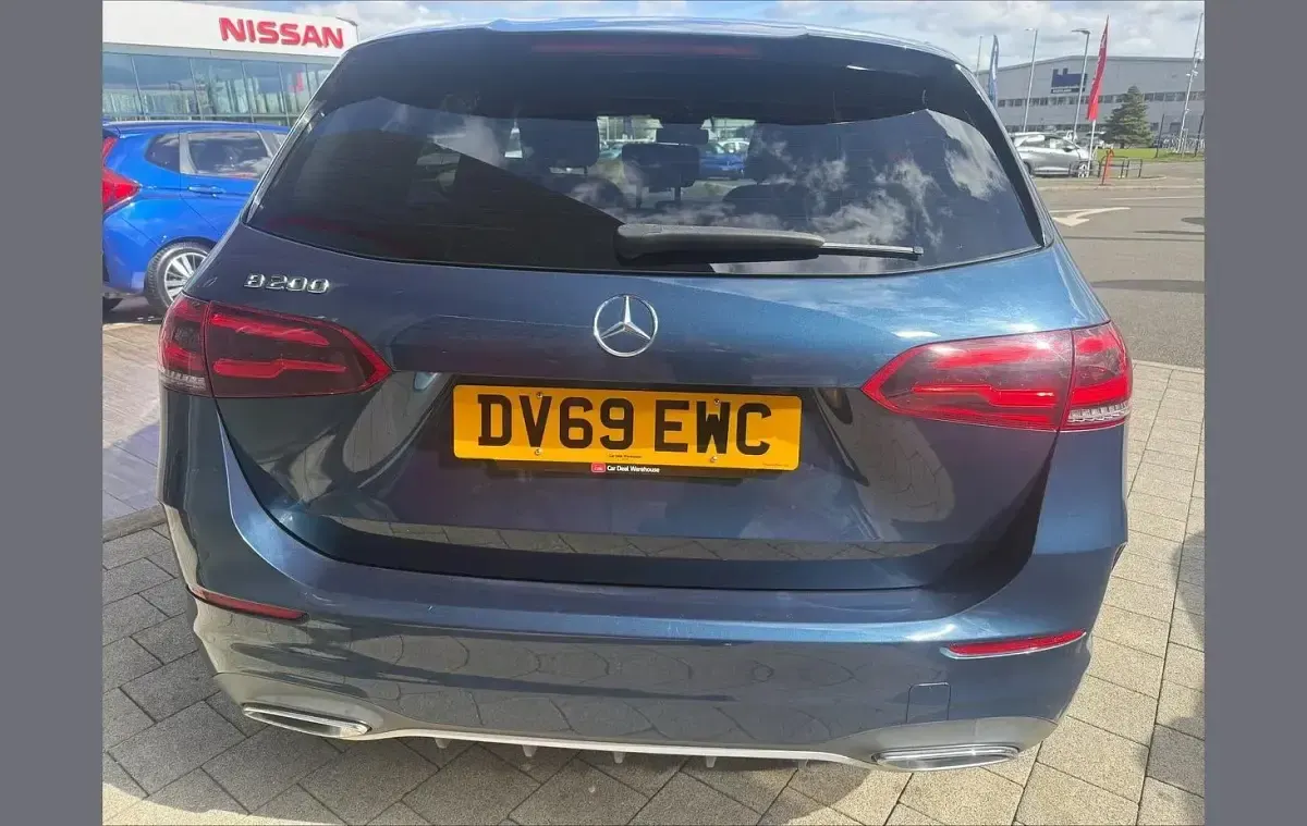 Usado Mercedes B200 AMG line 161 HP (118 kW) 2019 Azul Monovolume