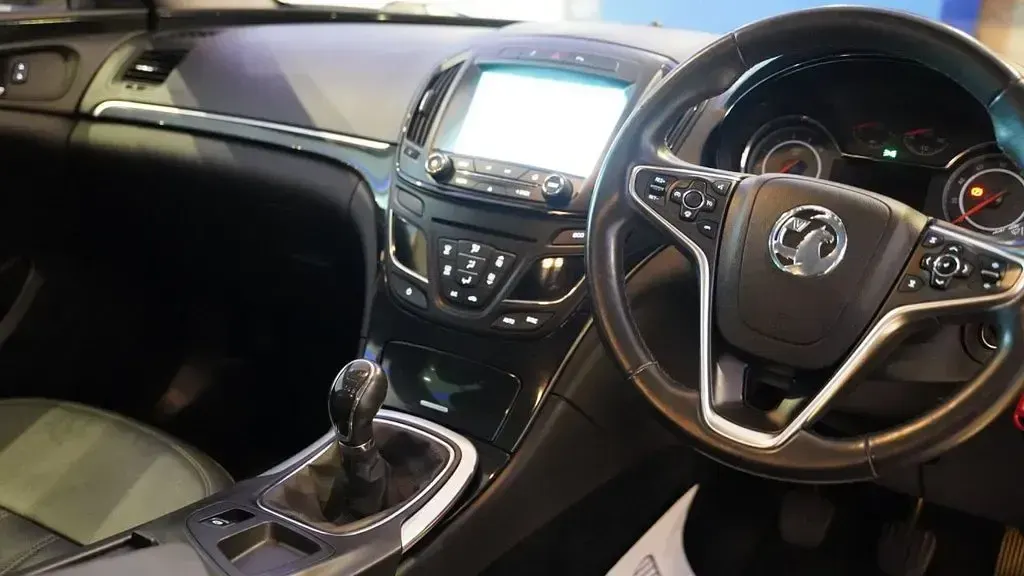 Used Vauxhall Insignia Elite 163 HP (119 kW) 2015 Red Estate