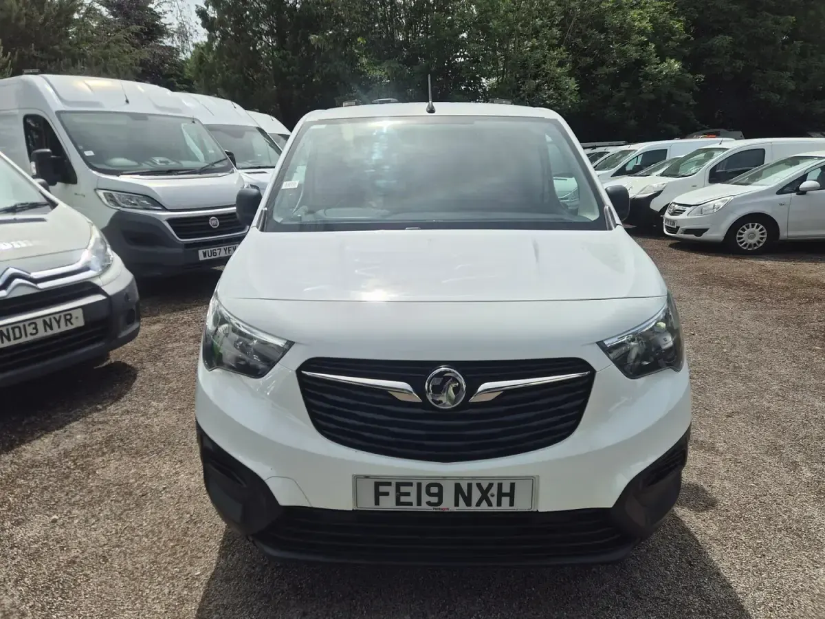 Used Vauxhall Combo Edition 100 HP (73 kW) 2019 White MPV