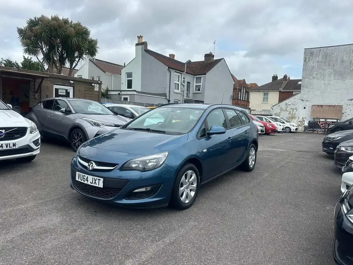 Used Vauxhall Astra Design Edition 115 HP (84 kW) 2014 Blue Estate