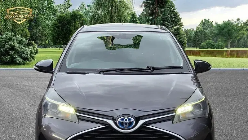 Used Toyota Yaris 100 HP (73 kW) 2016 Grey Hatchback