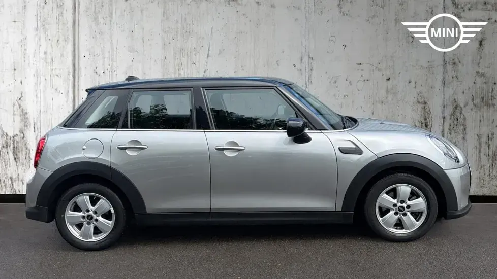 Usado Mini Cooper Classic 134 HP (98 kW) 2023 Prateado Citadino