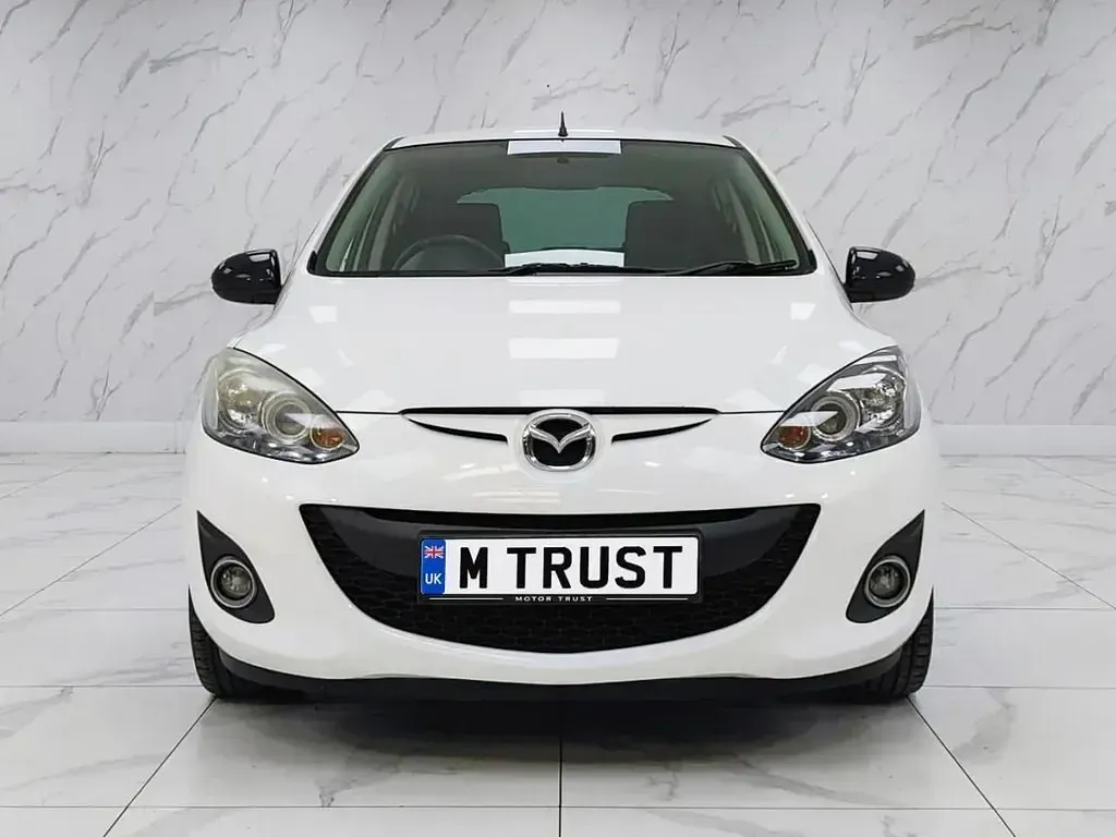 Gebraucht Mazda 2 Edition 84 PS (61 kW) 2014 Weiß Kleinwagen