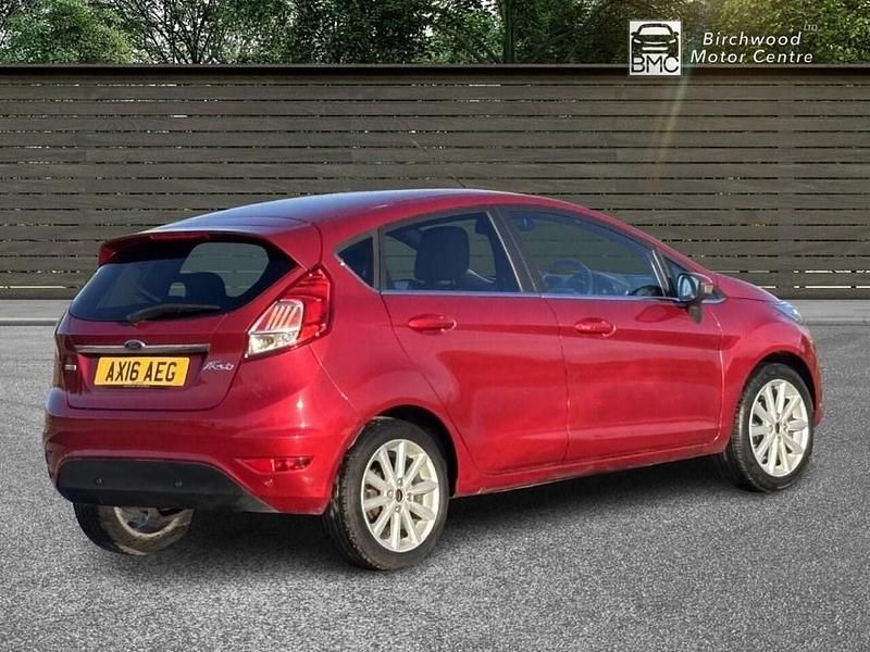 Used Ford Fiesta Titanium 100 HP (73 kW) 2016 Red Hatchback