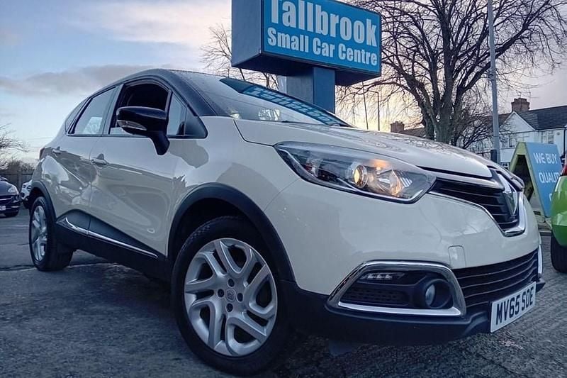 Cream/black Used 2015 Renault Captur Dynamique SUV | £6,750 (Fair price) - Image 1/1