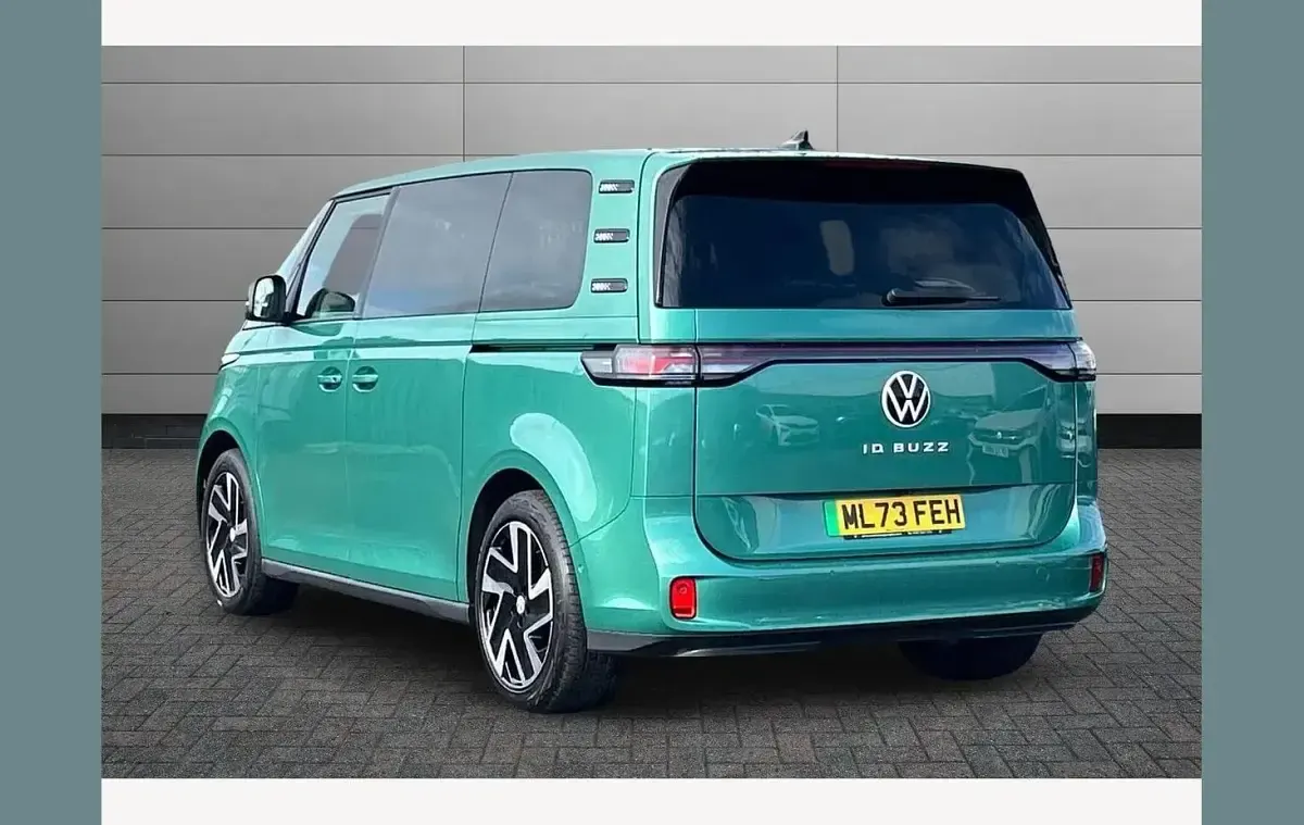 Usado VW ID. Buzz Pro 147 kW (200 CV) 2023 Verde Monovolumen