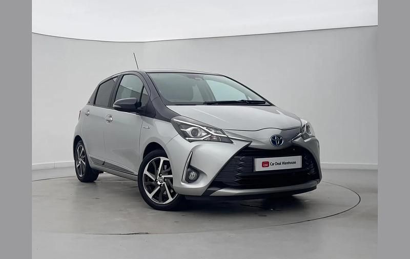 Used Toyota Yaris Hybrid 99 HP (72 kW) 2020 Silver Hatchback