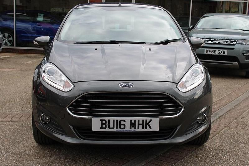 Używany Ford Fiesta Zetec 100 KM (73 kW) 2016 Szary Hatchback