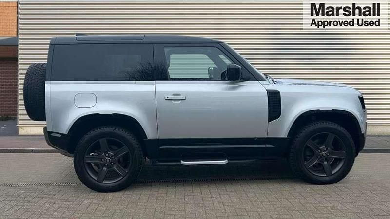 Usado Land Rover Defender SE Dynamic 249 HP (183 kW) 2021 Prateado Carrinha