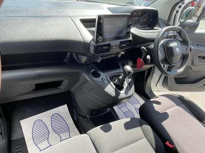 Usado Peugeot Partner 131 HP (96 kW) 2022 Branco Monovolume