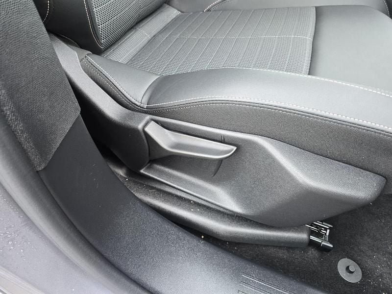 Second-hand Peugeot e-3008 Allure 152 kW (207 CP) 2024 Gri SUV