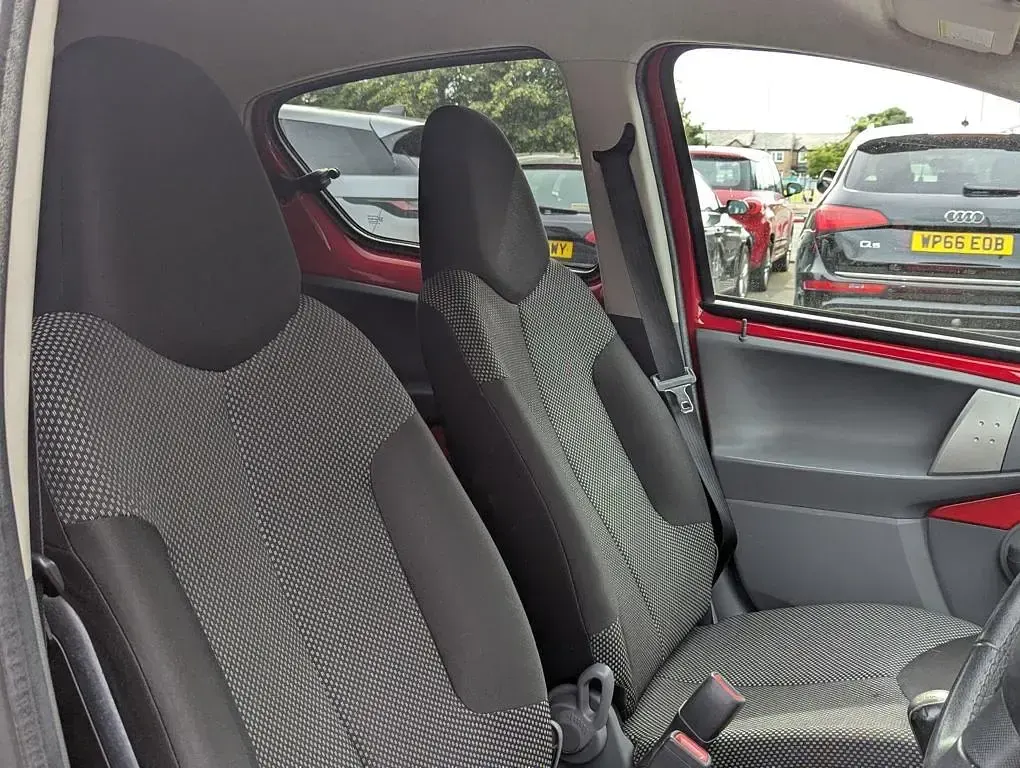 Used Toyota Aygo 68 HP (50 kW) 2011 Red Hatchback