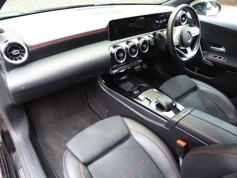 Begagnad Mercedes A200 Executive 2018 Svart Halvkombi