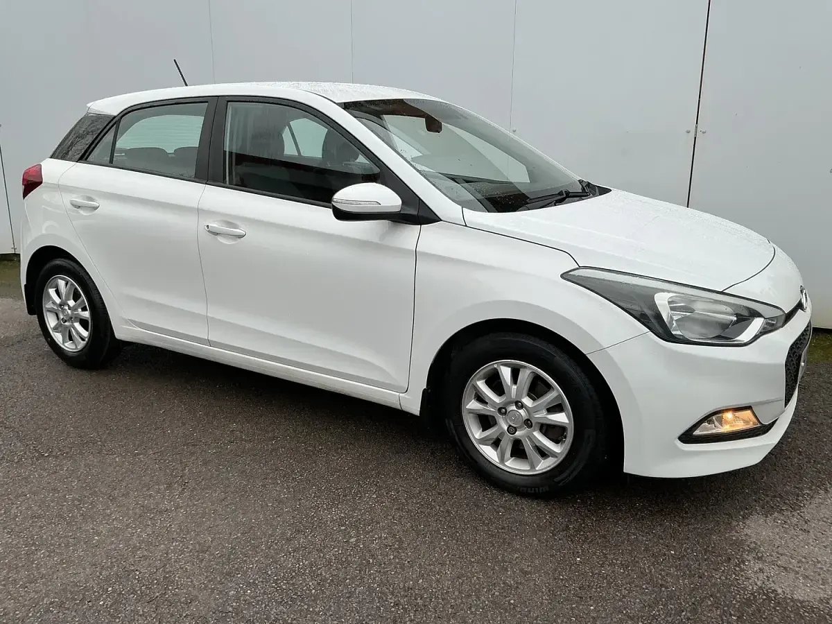 Used Hyundai i20 SE 90 HP (66 kW) 2016 White Hatchback