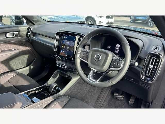 New Volvo XC40 Plus 194 HP (142 kW) 2025 Black SUV