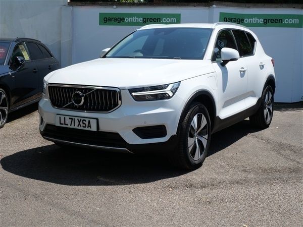 Ice white Used 2021 Volvo XC40 Inscription SUV | £24,995 (Fair price) - Image 1/1