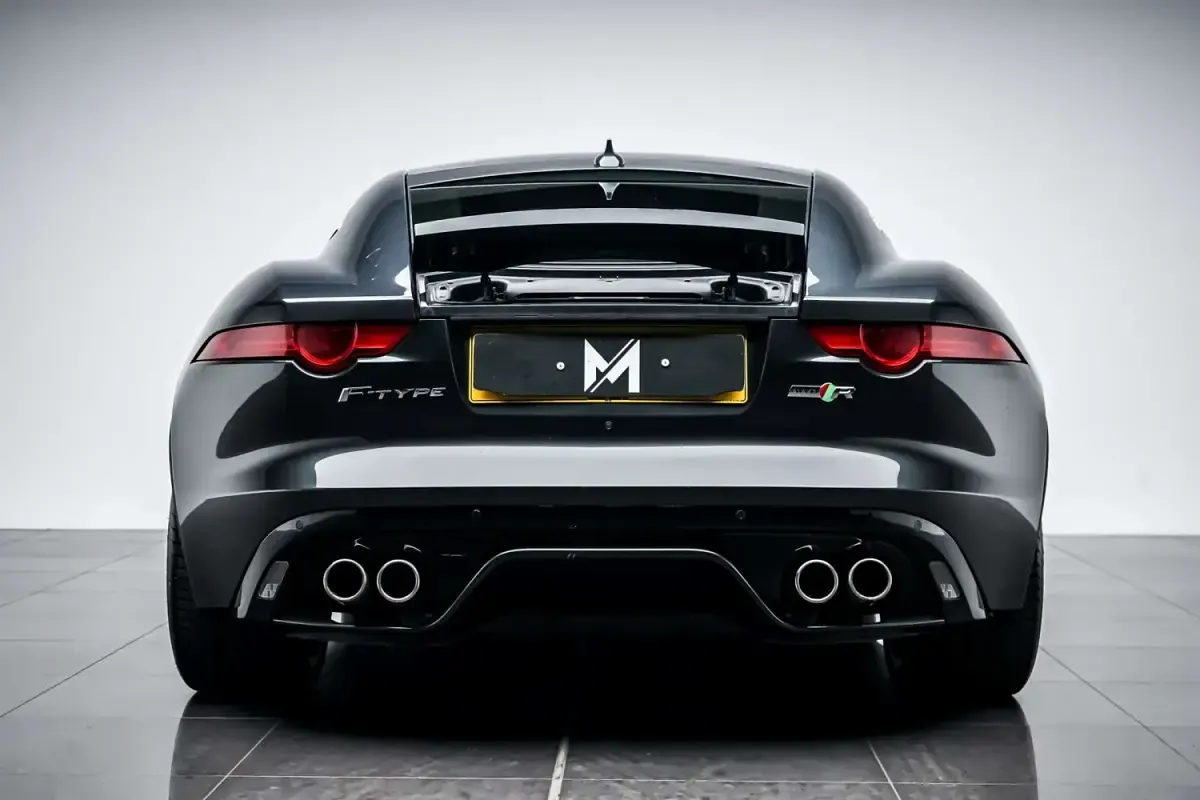 Usado Jaguar F-Type R 550 HP (404 kW) 2016 Cinzento Coupé