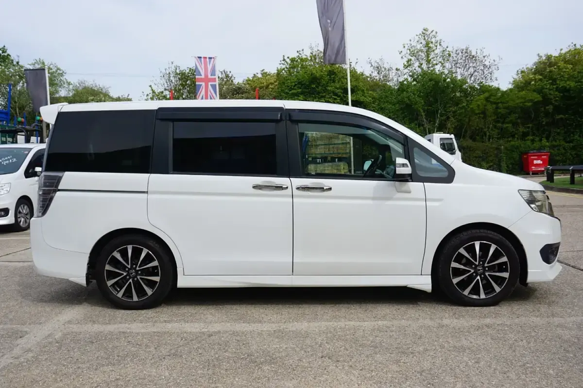 Używany Honda Stepwgn Cool 2013 Biały Minivan