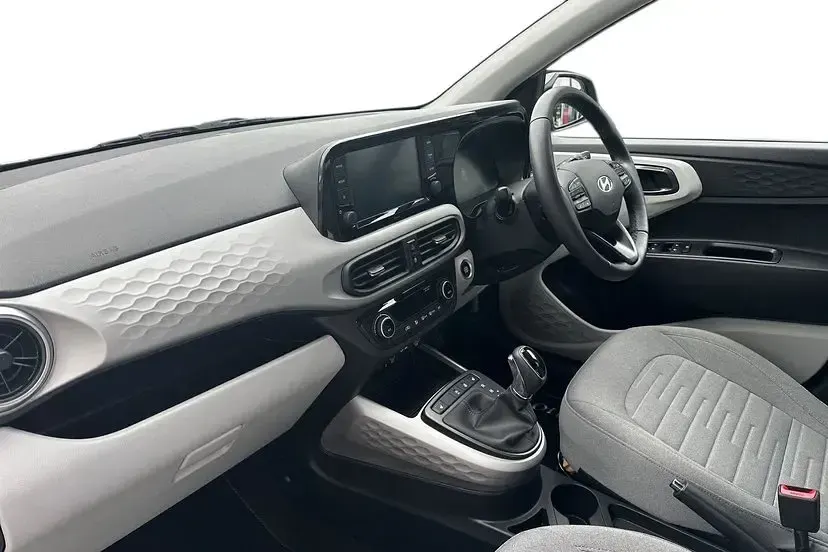 Used Hyundai i10 Premium 67 HP (49 kW) 2024 Mangrove green Hatchback