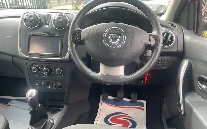 Used Dacia Sandero Lauréate 90 HP (66 kW) 2014 White Hatchback