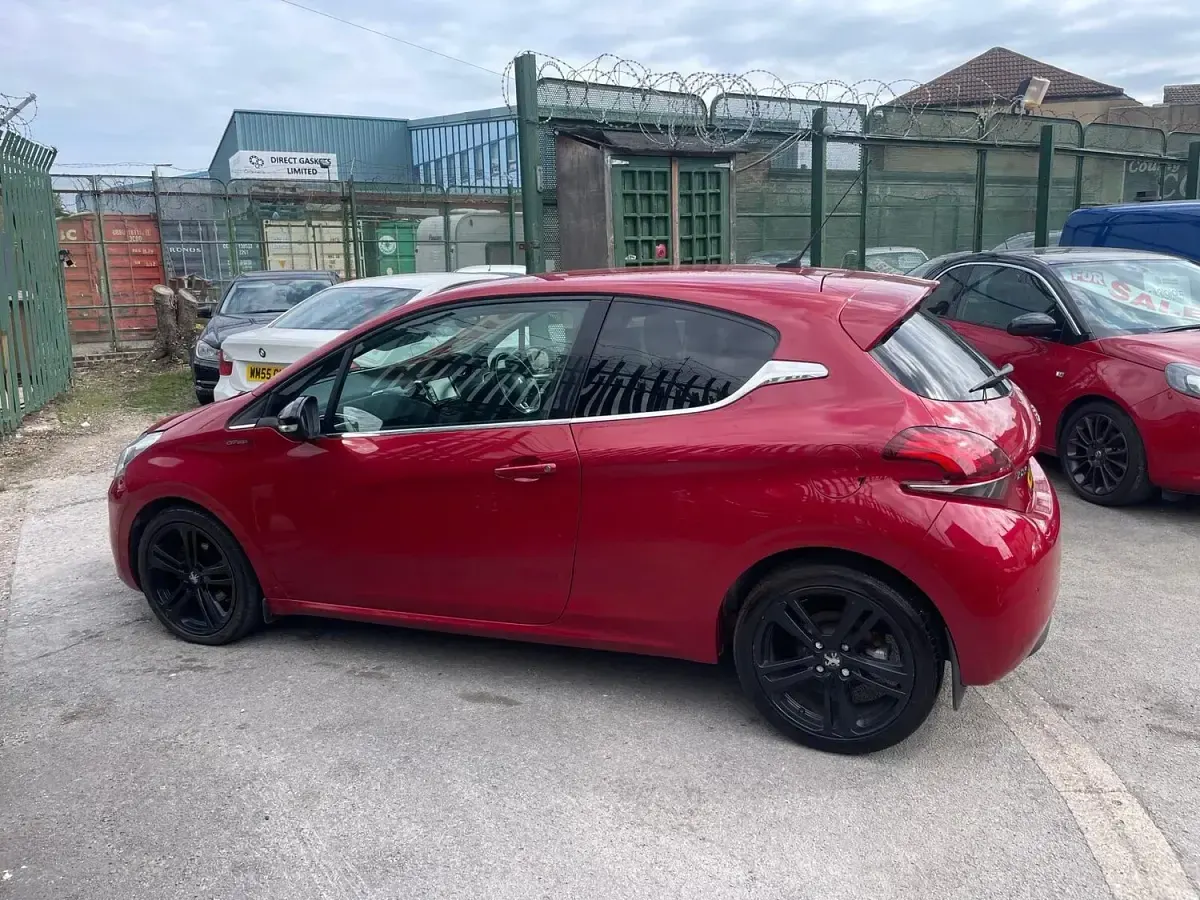 Used Peugeot 208 GT-line 120 HP (88 kW) 2015 Red Hatchback