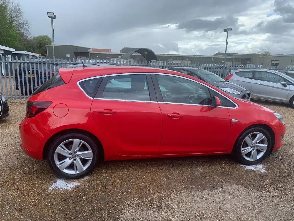 Second-hand Vauxhall Astra SRi 115 CP (84 kW) 2014 Roșu Hatchback