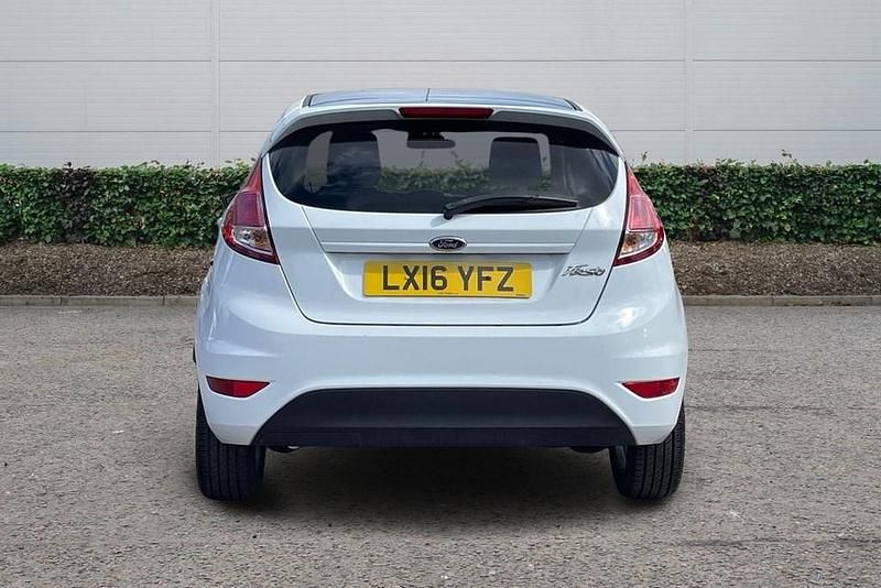 Usado Ford Fiesta Zetec 2016 Branco Citadino