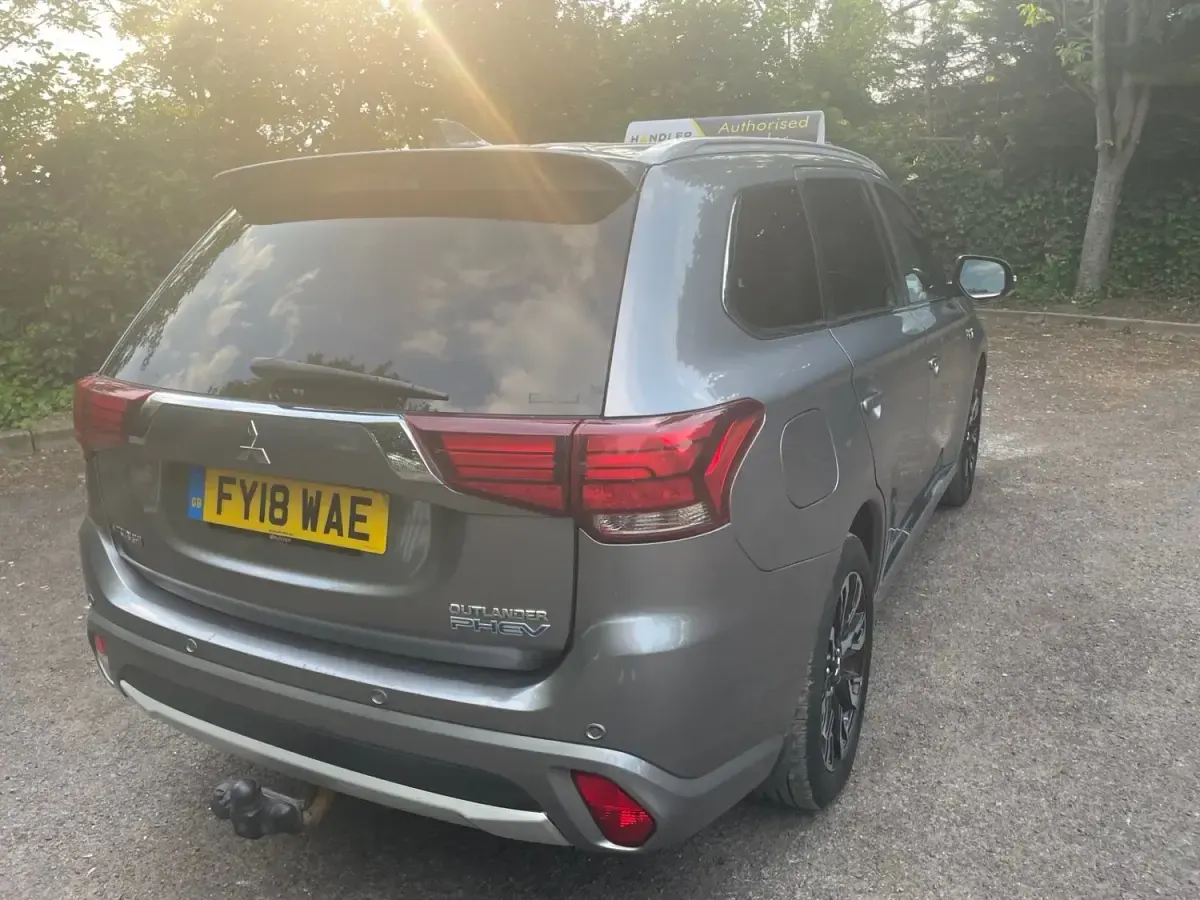 Używany Mitsubishi Outlander P-HEV 2018 Szary Kombi