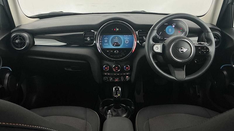 Usado Mini Cooper Classic 134 HP (98 kW) 2024 Prateado Citadino